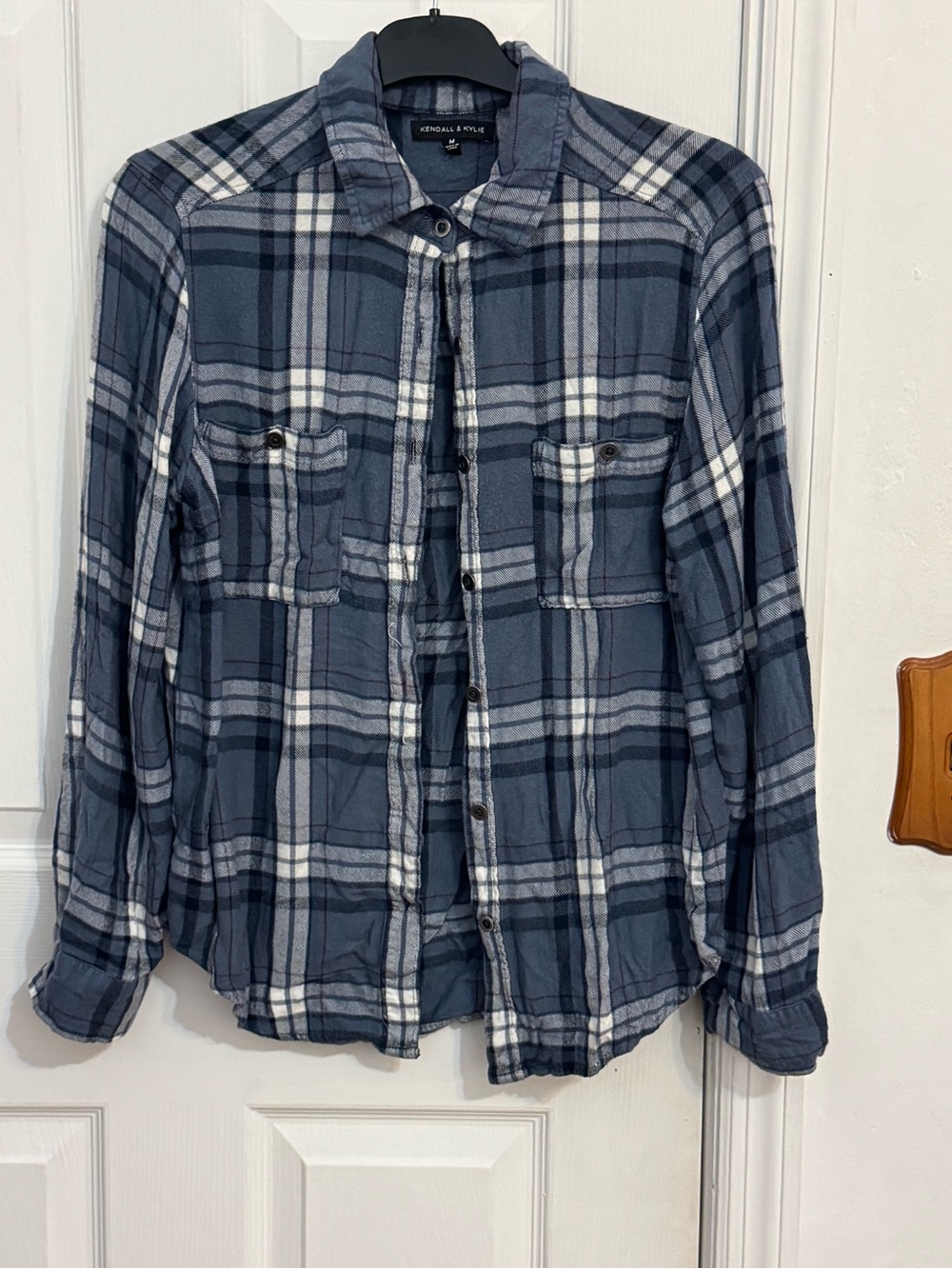 Kendall & Kyle Women’s M blue flannel plaid long sleeve shirt with front pockets
